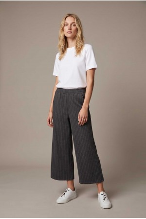 P7626<br/>Pinstripe Cropped Wide-Leg Pants